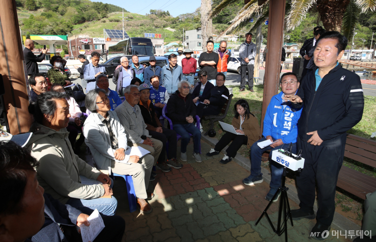 (통영=뉴스1) 윤일지 기자 = 정청래 더불어민주당 대표가 21일 오후 경남 통영 욕지도 한 공원에서 열린 '도서민 생활여건 개선을 위한 주민 간담회'에서 발언을 하고 있다.  2026.4.21/뉴스1  Copyright © 뉴스1. All rights reserved. 무단 전재 및 재배포,  AI학습 이용 금지. /사진=(통영=뉴스1) 윤일지 기자