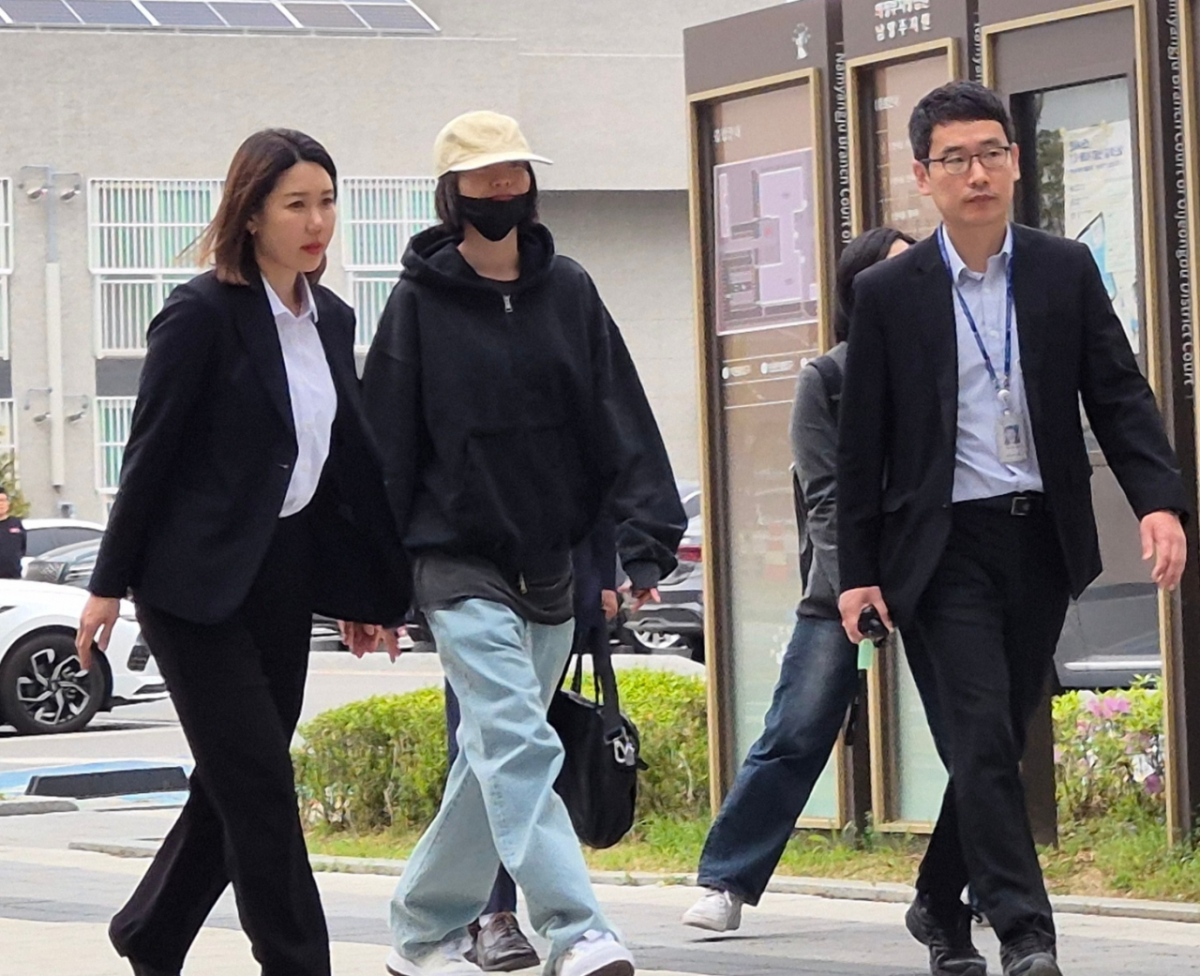 애프터스쿨 출신 가수 겸 배우 나나가 21일 경기 의정부지방법원 남양주지원에 증인으로 출석하고 있다. /사진=뉴스1  