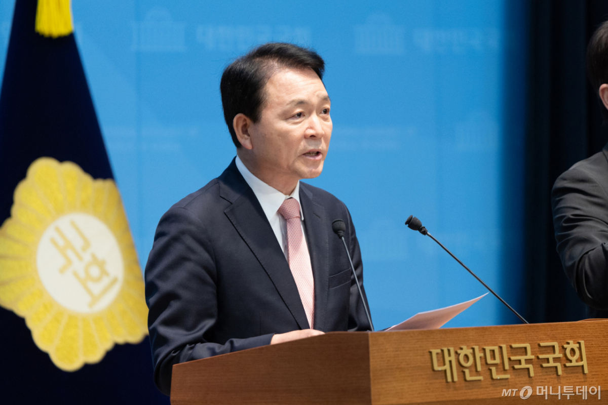 (서울=뉴스1) 이승배 기자 = 성일종 국회 국방위원장이 21일 서울 여의도 국회 소통관에서 정동영 통일부 장관 사퇴 촉구 기자회견을 하고 있다. 2026.4.21/뉴스1  Copyright © 뉴스1. All rights reserved. 무단 전재 및 재배포,  AI학습 이용 금지. 