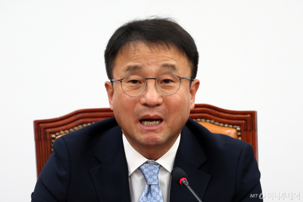 [서울=뉴시스] 고승민 기자 = 한병도 더불어민주당 원내대표가 21일 서울 여의도 국회에서 열린 원내대책회의에서 발언하고 있다. 2026.04.21. 