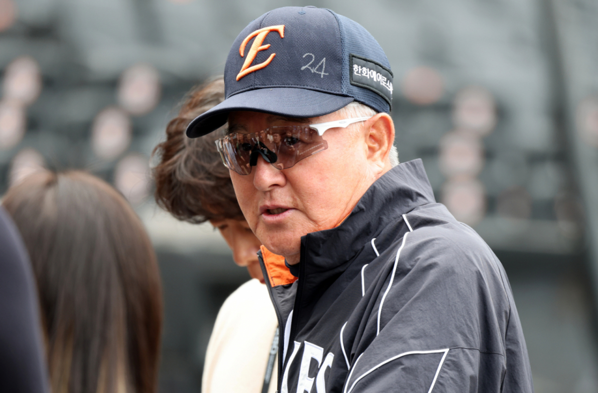 김경문 한화 이글스 감독이 지난 14일 삼성 라이온즈전에 앞서 기자들과 이야기를 나누고 있다. /사진=강영조 선임기자