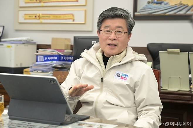 김길성 중구청장이 지난달 중구청 집무실에서 중구 주요 행정 사업에서 대해 설명하고 있다./사진제공=서울 중구