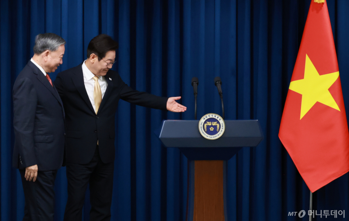 [서울=뉴시스] 고범준 기자 = 이재명 대통령이 11일 서울 용산 대통령실 청사에서 열린 한·베트남 공동언론발표를 마치고 또 럼 베트남 당서기장과 퇴장하고 있다. (대통령실통신사진기자단) 2025.08.11. bjko@newsis.com /사진=