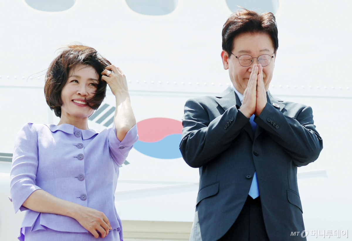 [뉴델리=뉴시스] 고범준 기자 = 인도 국빈 방문 일정을 마친 이재명 대통령과 김혜경 여사가 21일(현지 시간) 뉴델리 팔람 공군공항에서 베트남 하노이로 출발하며 인사하고 있다. 2026.04.21. bjko@newsis.com /사진=