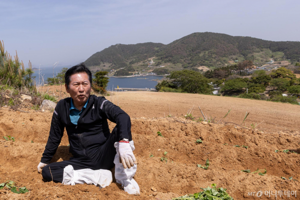 [서울=뉴시스] 조성봉 기자=  정청래 더불어민주당 대표가 21일 오후 경남 통영 욕지도 한 고구마 재배 현장을 찾아 고구마 순을 심던 중 잠시 휴식을 취하고 있다.(사진=더불어민주당 제공)2026.04.21.  재판매 및 DB 금지 /사진=