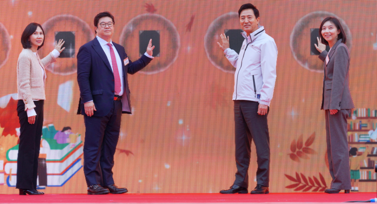 최호정 서울시의회 의장(맨오른쪽부터), 오세훈 서울시장, 김병주 MBK파트너스 회장과 부인 박경아씨가 4일 서울 서대문구 북가좌동에서 열린 서울시립 김병주도서관 착공식에서 착공 기념 퍼포먼스를 갖고 있다.  서울시립 김병주 도서관은 건립비용 중 절반에 달하는 총 300억원을 기부한 김병주 MBK파트너스 회장의 이름으로 명명됐다.  이번에 첫 삽을 뜨는 김병주 도서관은 서대문구 북가좌동(3486㎡)에 지하 1층~지상 5층, 연면적 9109㎡ 규모로 건축된다. 총 사업비는 675억원이다 /사진=임한별(머니S)