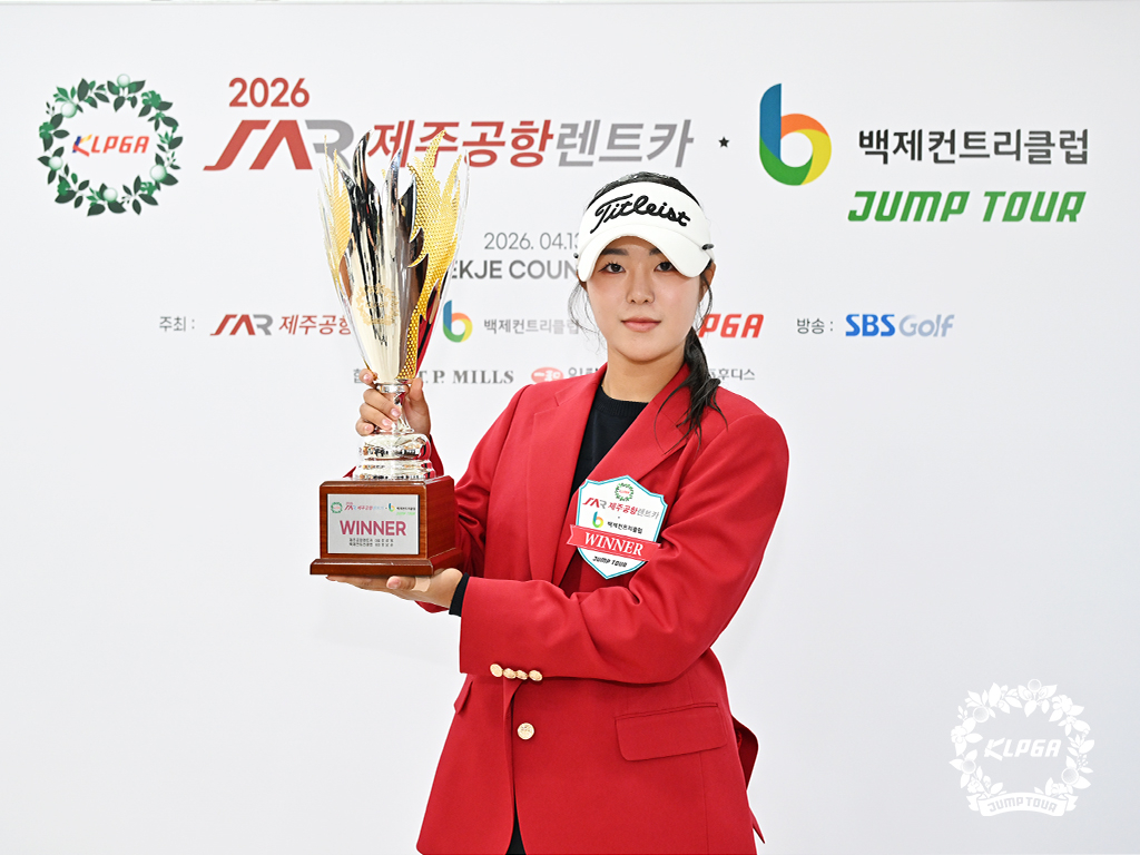 우승 후 트로피와 함께 포즈를 취하는 신예지. /사진=KLPGA 제공