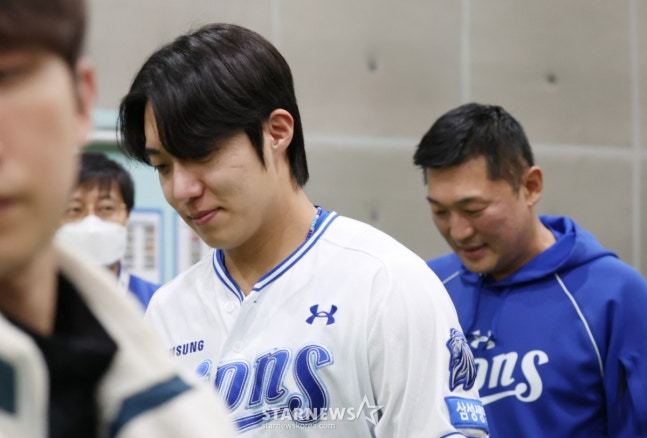 원태인이 입장을 밝힌 뒤 퇴장하고 있다. /사진=김진경 대기자