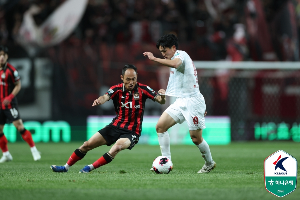 문선민(왼쪽)과 성신. /사진=한국프로축구연맹 제공
