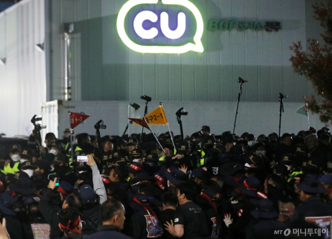 (진주=뉴스1) 윤일지 기자 = 20일 경남 진주시 정촌면 CU 진주물류센터 앞에서 진입을 시도하는 화물연대 노조원들을 경찰이 막아서고 있다.   이날 현장에서는 화물차와 집회 참가자 3명이 충돌해 1명이 숨지고 2명이 다치는 사고가 발생했다. 2026.4.20/뉴스1  Copyright (C) 뉴스1. All rights reserved. 무단 전재 및 재배포,  AI학습 이용 금지. /사진=(진주=뉴스1) 윤일지 기자