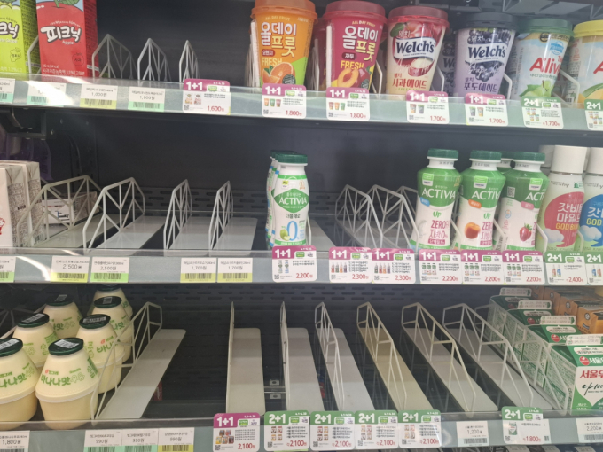 CU 물류센터와 간편식 공장 봉쇄 시위 여파로 한 CU 매장의 음료 매대가 비어 있다./사진제공=독자