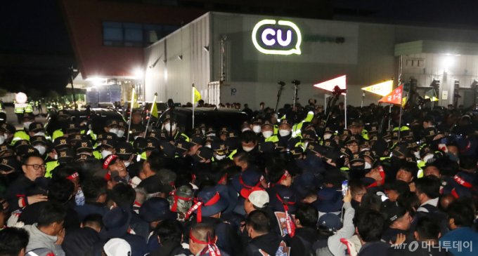 (진주=뉴스1) 윤일지 기자 = 20일 경남 진주시 정촌면 CU 진주물류센터 앞에서 진입을 시도하는 화물연대 노조원들을 경찰이 막아서고 있다.   이날 현장에서는 화물차와 집회 참가자 3명이 충돌해 1명이 숨지고 2명이 다치는 사고가 발생했다. 2026.4.20/뉴스1  Copyright (C) 뉴스1. All rights reserved. 무단 전재 및 재배포,  AI학습 이용 금지. /사진=(진주=뉴스1) 윤일지 기자