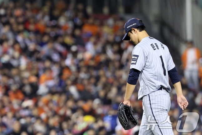 한화 이글스 선발 투수 문동주가 21일 LG 트윈스전에서 4회를 마치지 못하고 강판되고 있다. /사진=뉴스1