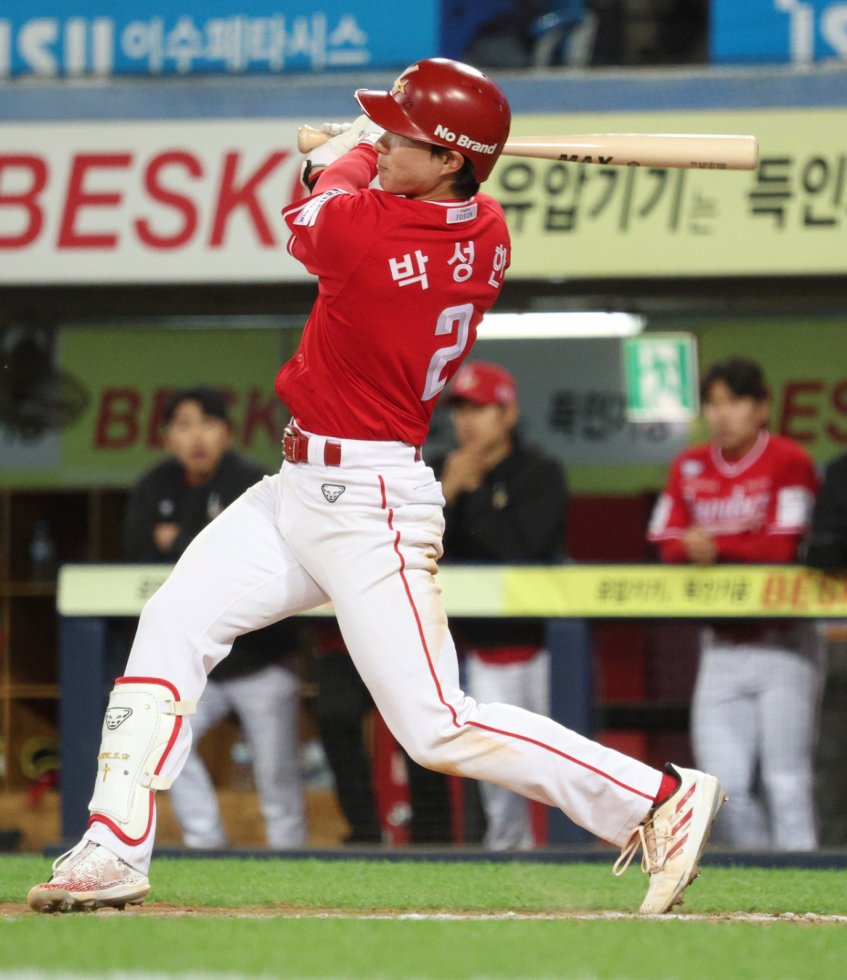 SSG 랜더스 박성한이 21일 대구 삼성라이온즈파크에서 열린 삼성 라이온즈와 2026 신한 SOL KBO리그 방문경기에서 7회초 무사에서 우중간 안타를 날리고 있다. /사진=김진경 대기자