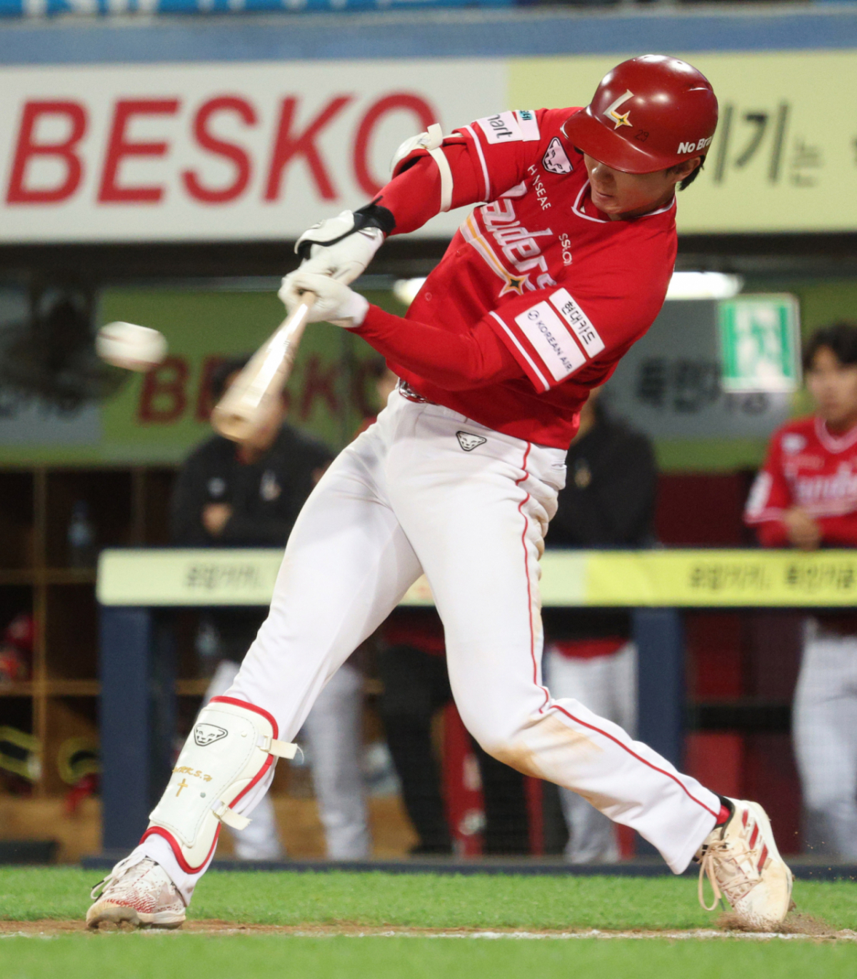 SSG 랜더스 박성한이 21일 대구 삼성라이온즈파크에서 열린 삼성 라이온즈와 2026 신한 SOL KBO리그 방문경기에서 7회초 안타를 날리고 있다. /사진=김진경 대기자