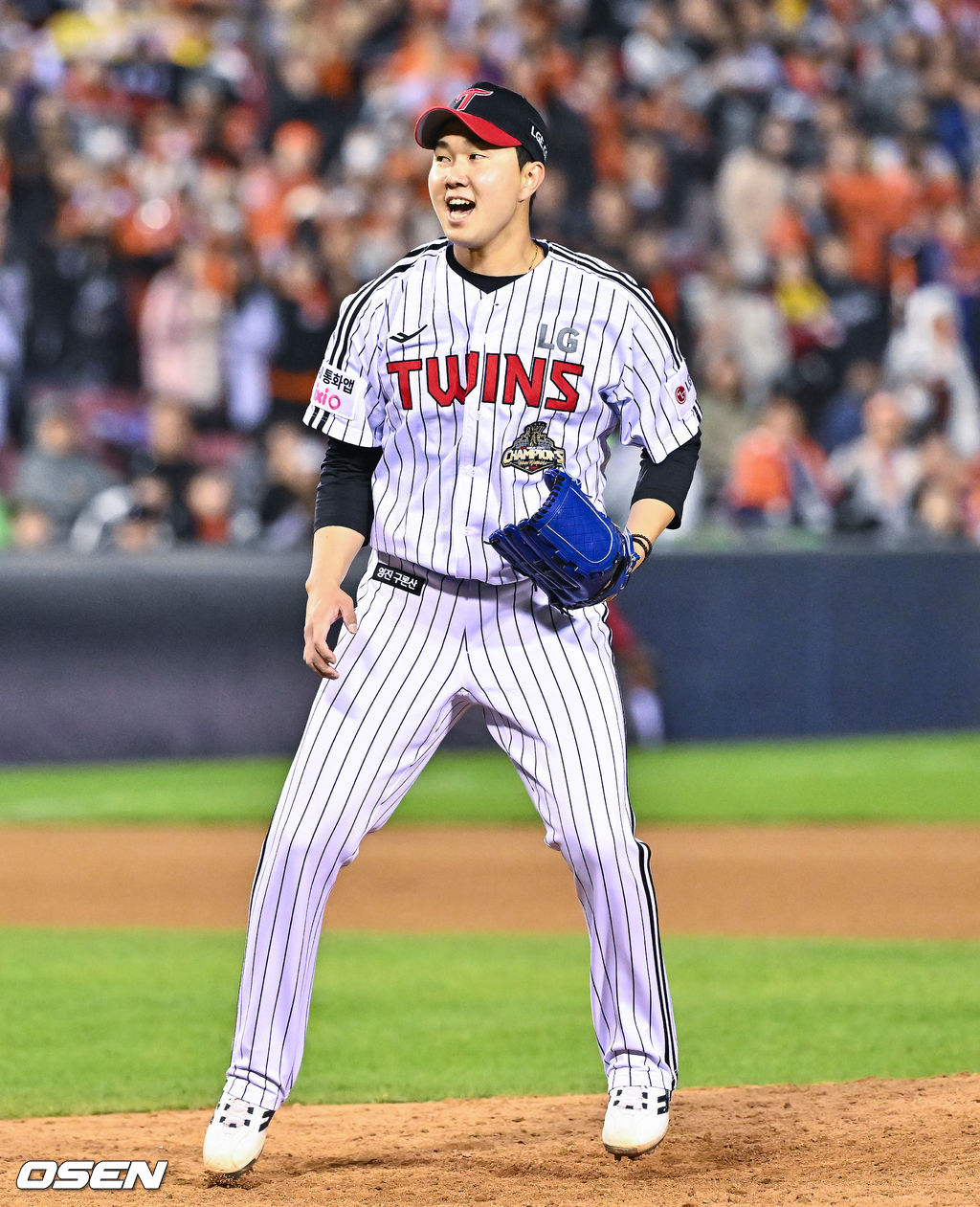 LG 트윈스 마무리 투수 유영찬이 9회초 등판해 경기를 매조진 뒤 환히 웃고 있다.