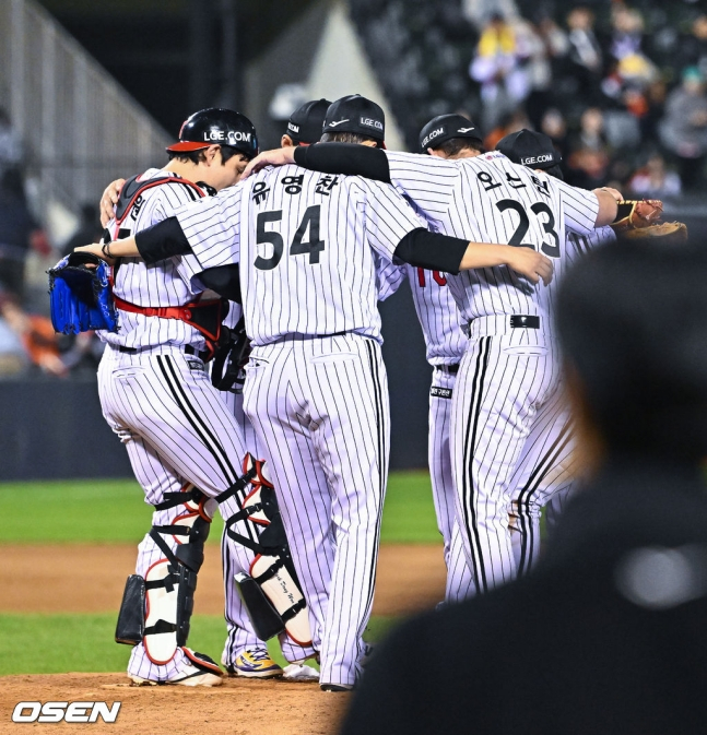유영찬(가운데)과 오스틴(오른쪽) 등 LG 선수들이 승리 후 함께 마운드에 모여 세리머니를 하고 있다.
