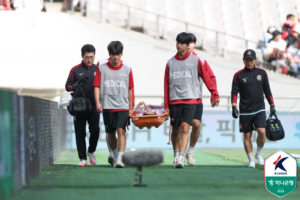 들것에 실려 나가는 최준. /사진=한국프로축구연맹 제공