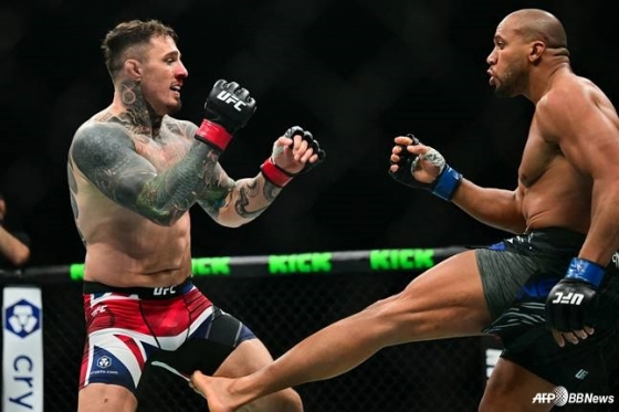 시릴 가네(오른쪽)와 톰 아스피날의 경기 중. /AFPBBNews=뉴스1