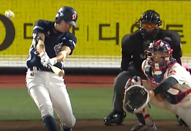 두산 정수빈(왼쪽)이 롯데 박정민에게서 3점 홈런을 때려내고 있다. /사진=중계 화면 캡처