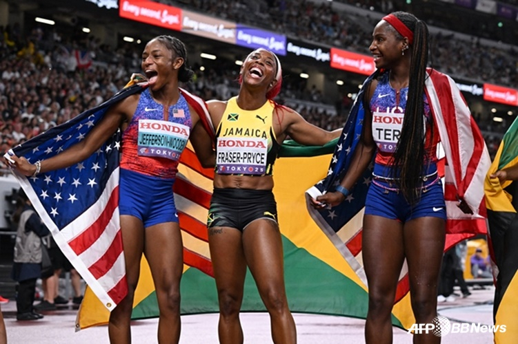 2025 세계육상선수권 400m 계주 은메달을 따고 환하게 웃는 셜리 앤 프레이저 프라이스. /AFPBBNews=뉴스1
