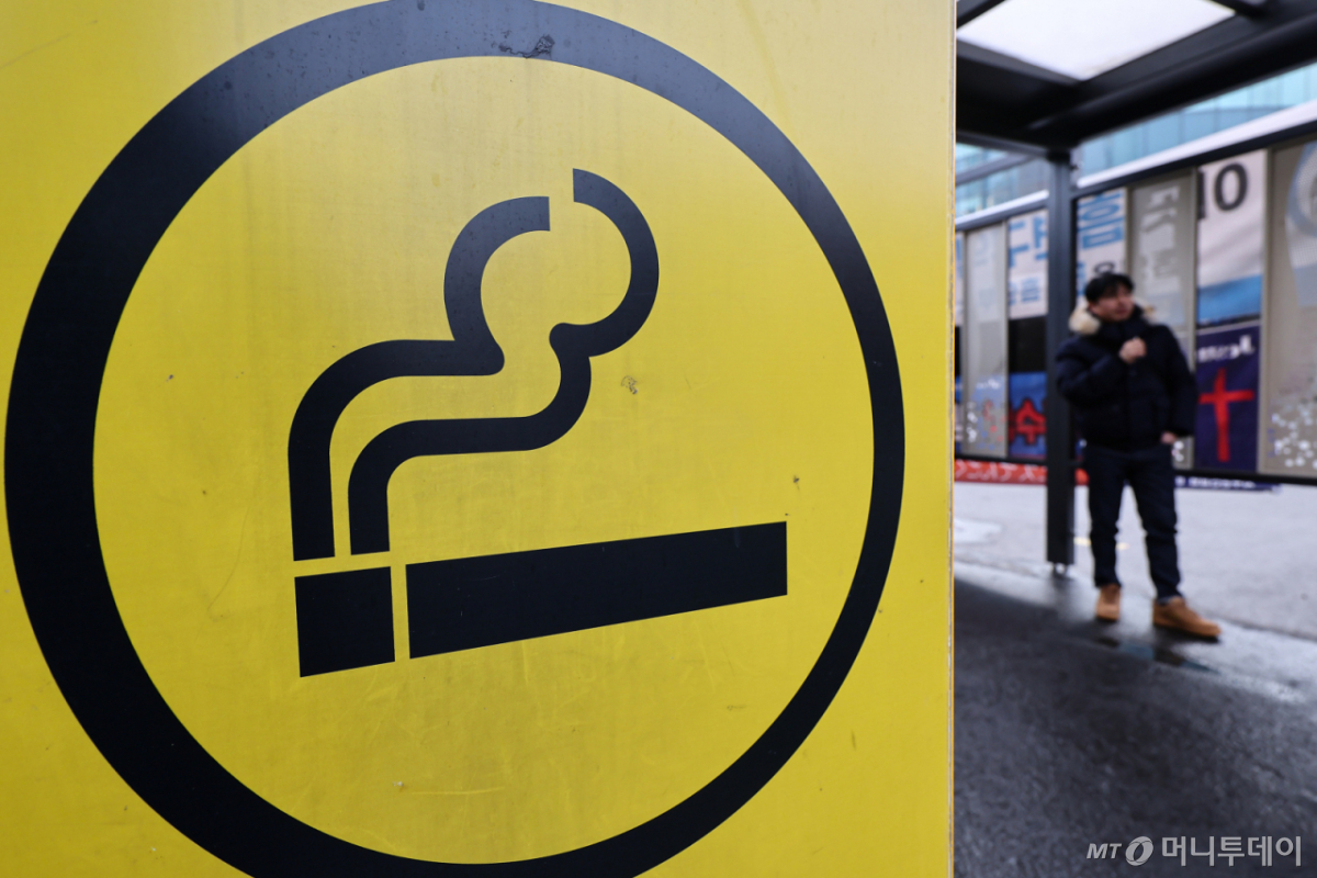 지난 1월 15일 서울역 인근의 한 흡연구역/사진=뉴스1