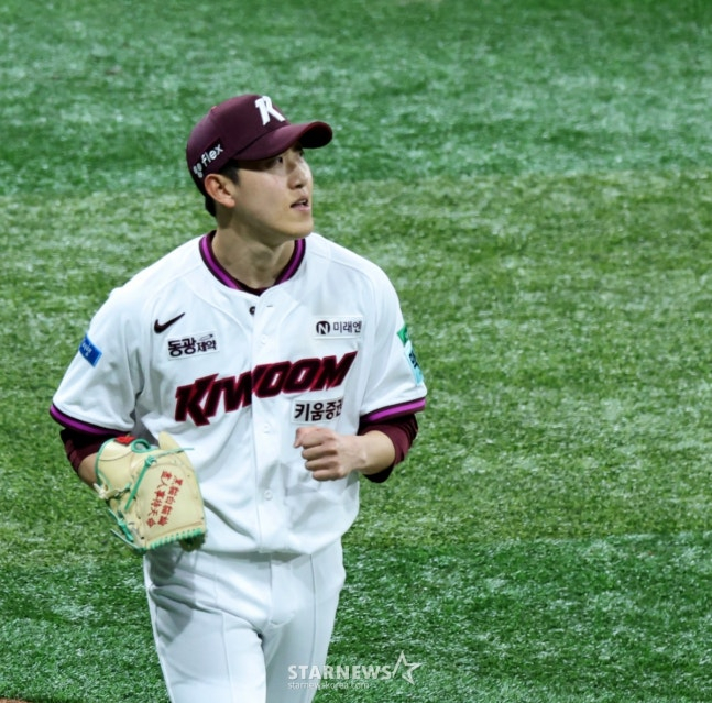 본인의 역할을 마치고 마운드에서 내려가는 오석주/사진=강영조 선임기자