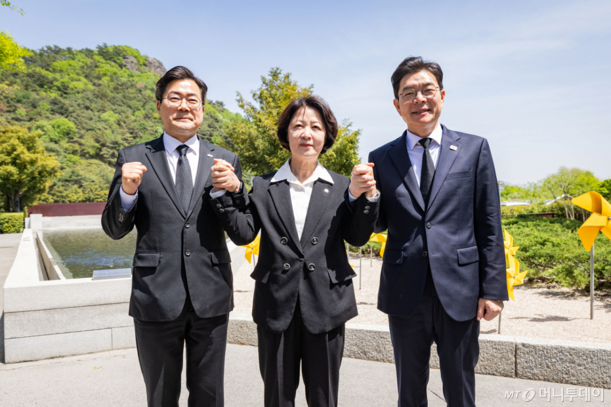 (서울=뉴스1) = 더불어민주당 정원오 서울시장 후보, 추미애 경기지사 후보, 박찬대 인천시장 후보가 21일 오후 경남 김해 봉하마을 노무현 전 대통령 묘역을 방문해 기념 촬영하고 있다. (정원오 캠프 제공. 재판매 및 DB 금지)  2026.4.21/뉴스1  Copyright © 뉴스1. All rights reserved. 무단 전재 및 재배포,  AI학습 이용 금지. /사진=(서울=뉴스1)