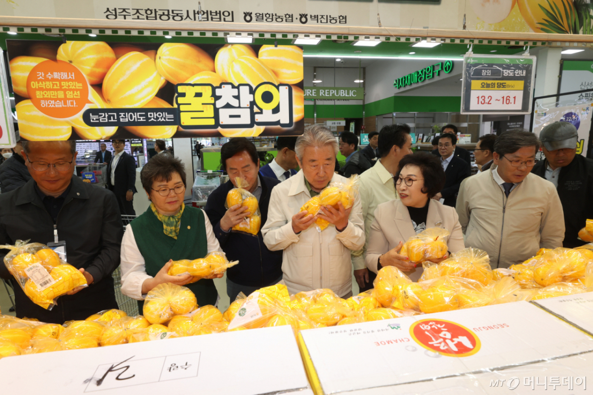 강호동 농협중앙회장(왼쪽에서 4번째)이 22일 서울 서초구 농협하나로마트 양재점에서 관계자들과 함께 참외 상품을 살펴보고 있다. /사진=농협중앙회