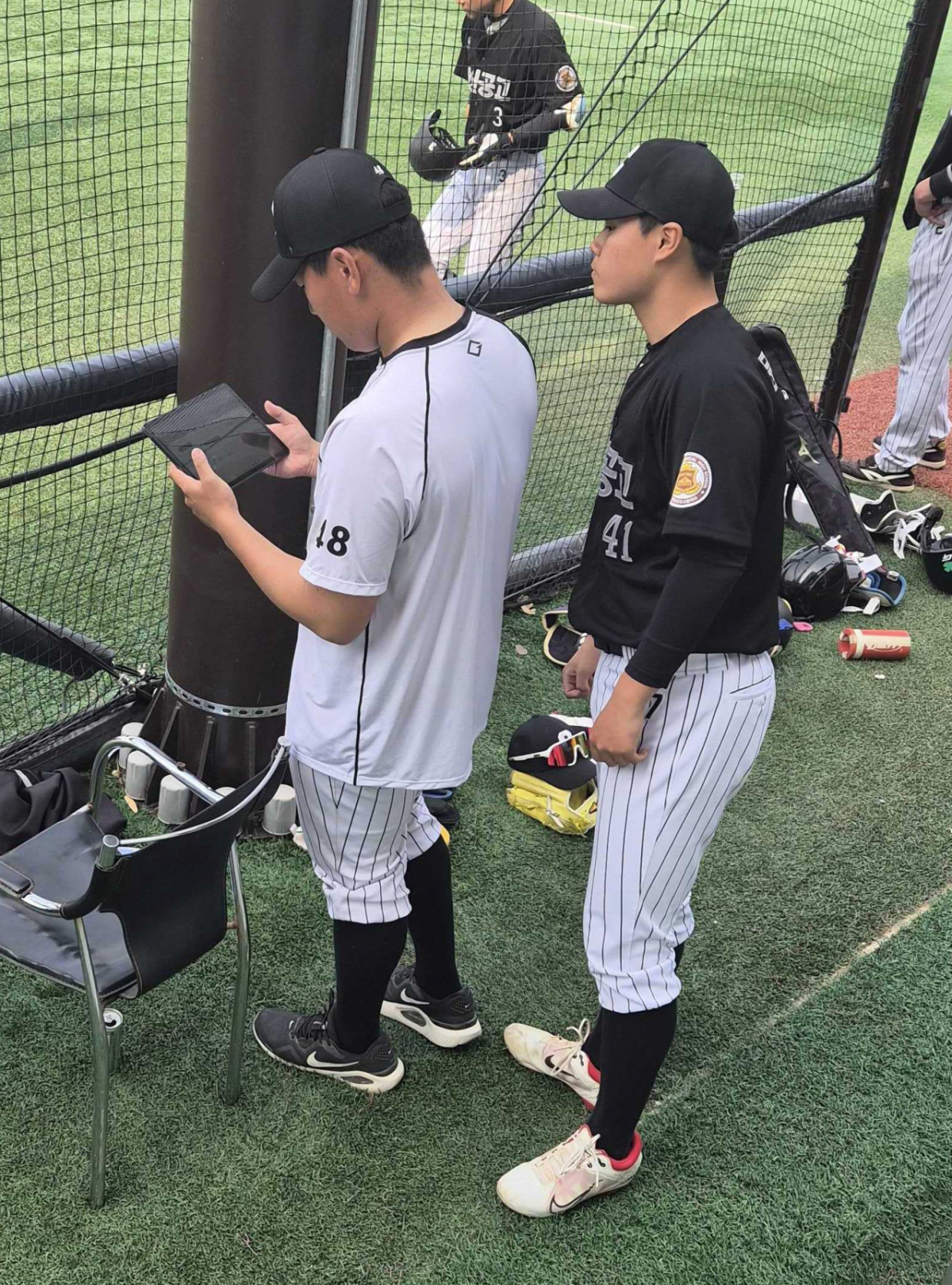 2026 신세계이마트배 전국고교야구선수권대회에서 학생들이 ABS를 확인하고 있다. /사진=스포츠투아이 제공