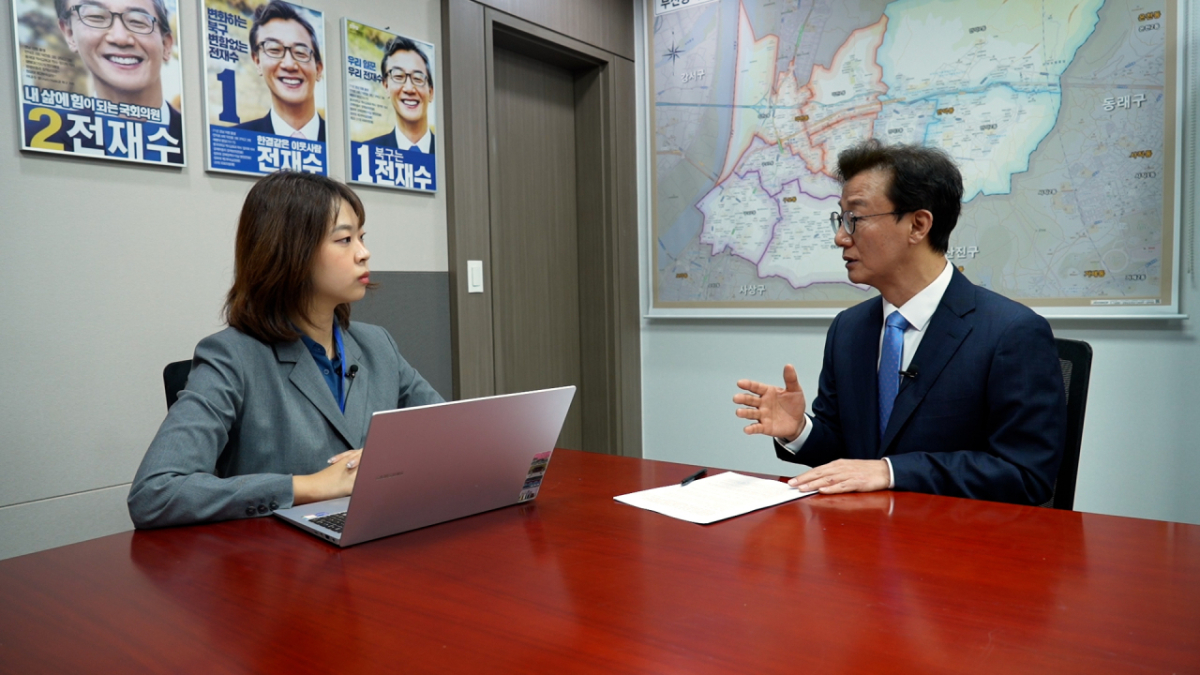전재수 더불어민주당 부산시장 후보(오른쪽), 이승주 머니투데이 기자