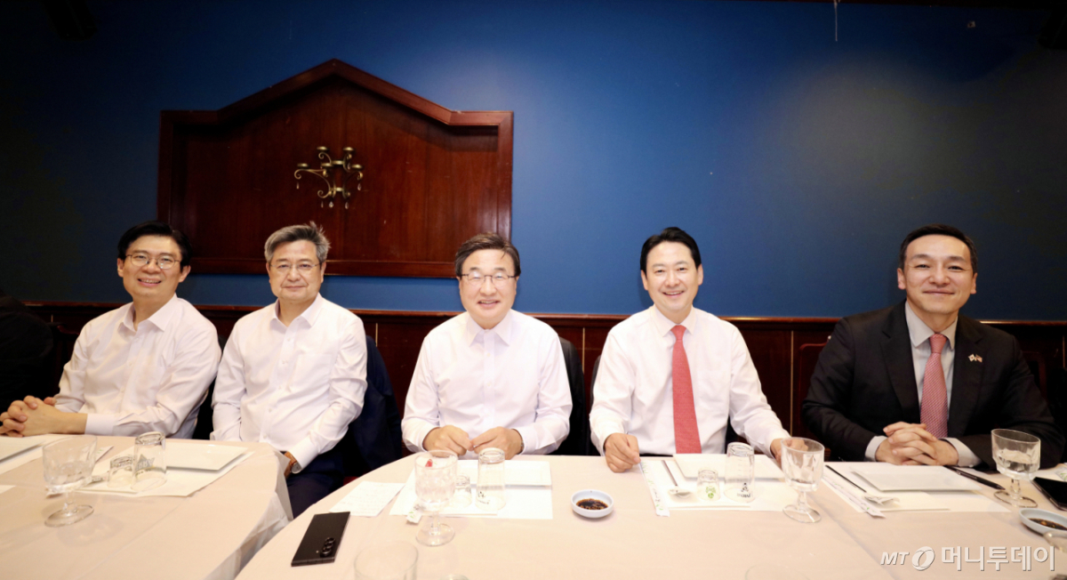 (워싱턴=뉴스1) 류정민 특파원 = 장동혁 국민의힘 대표(왼쪽에서 네번째)와 조정훈 의원(왼쪽부터), 김장겸 의원, 김대식 의원, 김민수 국민의힘 최고위원이 15일(현지시간) 워싱턴DC 인근 한 식당에서 열린 한국 특파원단과이 간담회에서 기념촬영을 하고 있다.(워싱턴DC 특파원단)2026.04.15/뉴스1  Copyright © 뉴스1. All rights reserved. 무단 전재 및 재배포,  AI학습 이용 금지. /사진=(워싱턴=뉴스1) 류정민 특파원