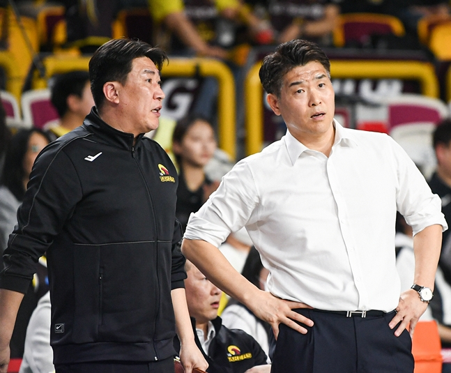 조상현 감독을 잘 보좌한다는 평가를 받고 있는 임재현 코치(왼쪽). /사진=KBL