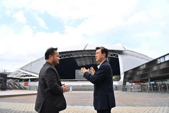 ▲김태흠 충남지사가 지난 3월 5일(현지시간) 싱가포르 국립경기장에 방문해 시설 책임자와 대화를 나누는 모습/사진제공=충남도