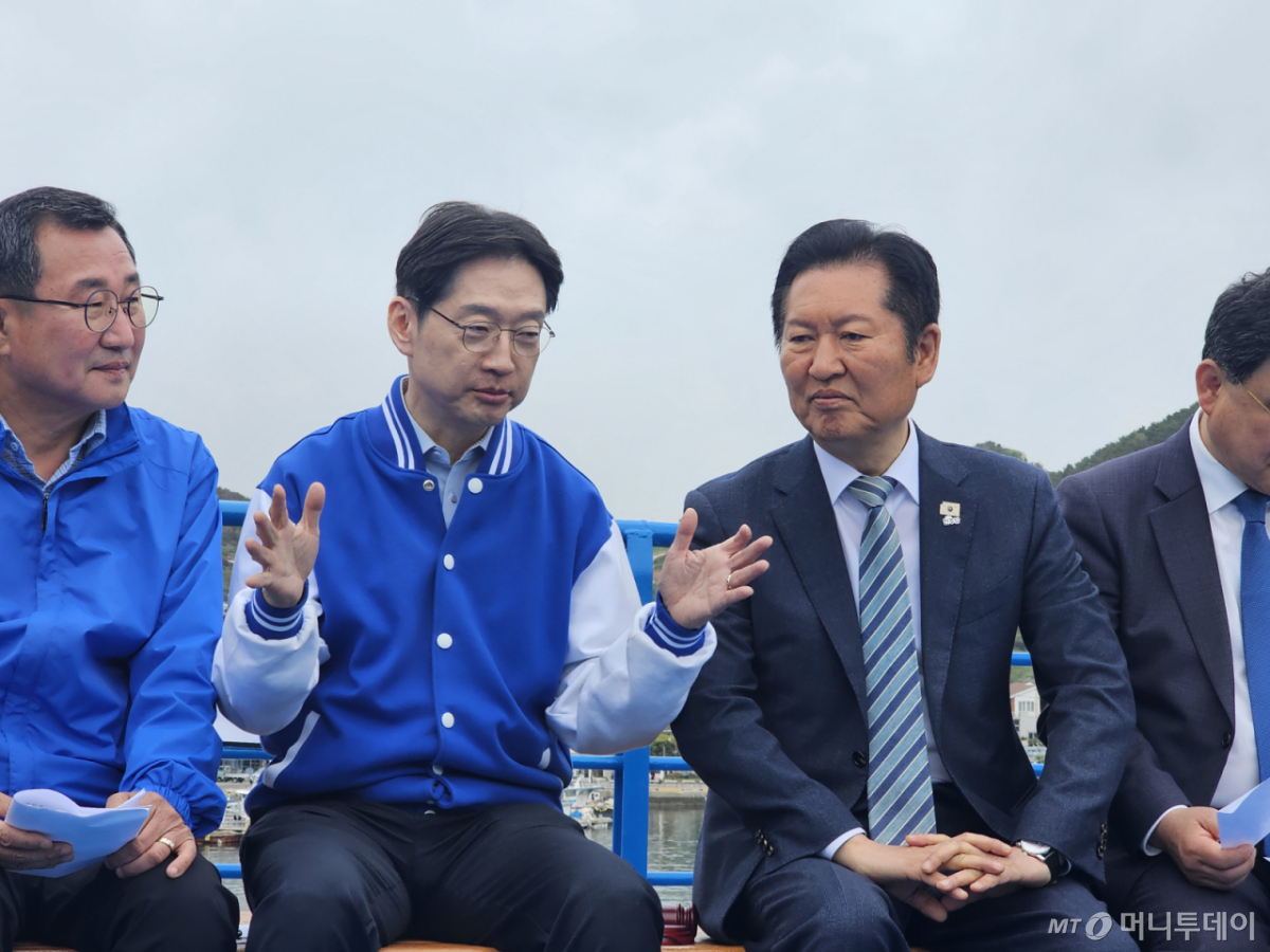 정청래 더불어민주당 대표가 22일 오전 경남 통영시 욕지도 선상에서 열린 최고위원회의에서 김경수 민주당 경남도지사 후보와 대화를 하고 있다./사진=뉴시스