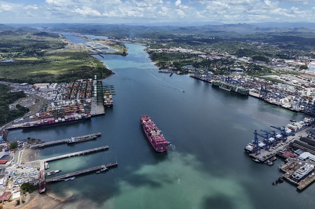 21일(현지시간) 일본 국적의 화물선 '윈 컨트리뷰션'호가 파타나시티의 파나마 운하에 진입하고 있다. /AFPBBNews=뉴스1