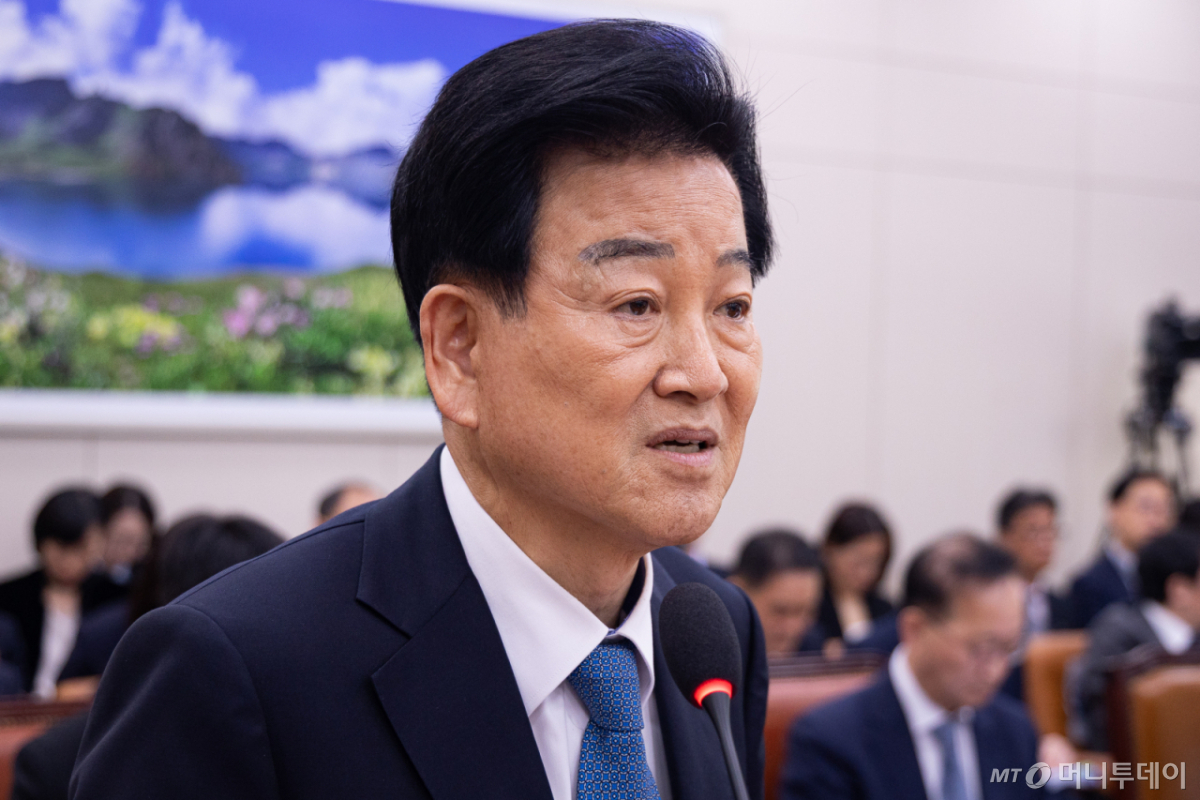 (서울=뉴스1) 유승관 기자 = 정동영 통일부 장관이 15일 서울 여의도 국회에서 열린 제434회 국회(임시회) 외교통일위원회 제1차 전체회의에서 남북관계발전기본계획을 보고하고 있다. 2026.4.15/뉴스1  Copyright © 뉴스1. All rights reserved. 무단 전재 및 재배포,  AI학습 이용 금지. /사진=(서울=뉴스1) 유승관 기자