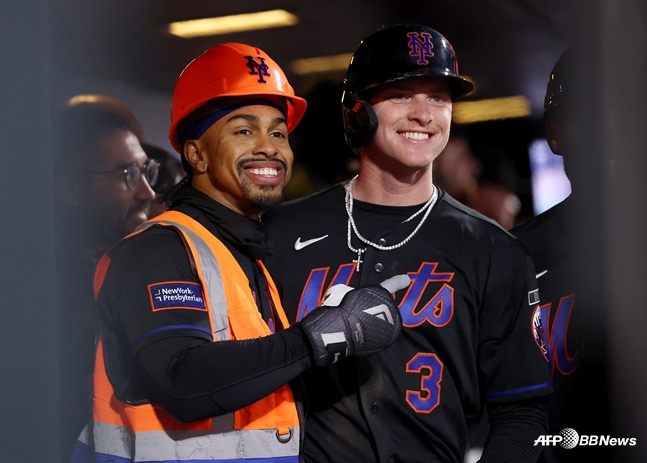 3회 홈런을 친 뒤 세리머니를 하고 있는 린도어(왼쪽)와 카슨 벤지. /AFPBBNews=뉴스1