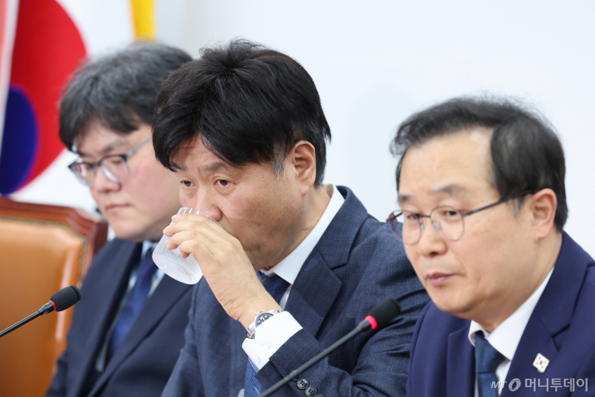 (서울=뉴스1) 신웅수 기자 = 김용 전 민주연구원 부원장이 13일 서울 여의도 국회에서 열린 정치검찰 조작기소특위 기자간담회에서 목을 축이고 있다. 2026.4.13/뉴스1  Copyright © 뉴스1. All rights reserved. 무단 전재 및 재배포,  AI학습 이용 금지. /사진=(서울=뉴스1) 신웅수 기자