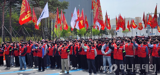 삼성바이오로직스 상생노동조합원들이 22일 인천 송도 1바이오캠퍼스 앞에서 투쟁결의대회에 참석해 구호를 외치고 있다. /사진=정기종 기자