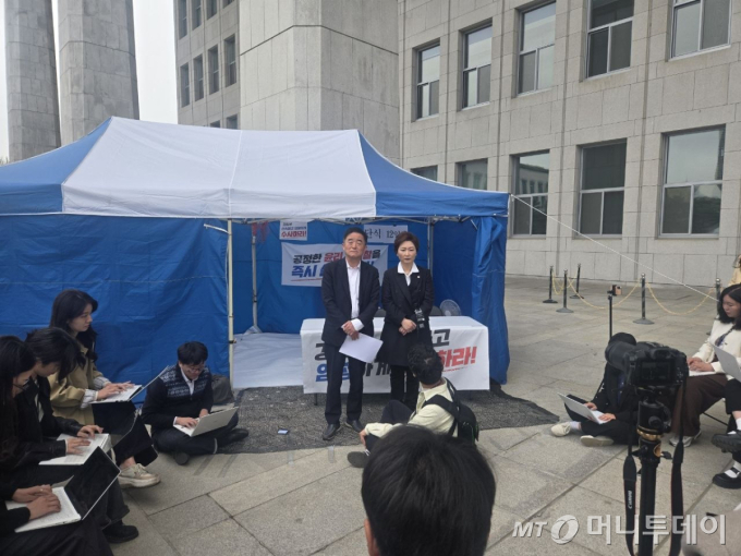 강득구, 이언주 민주당 최고위원이 22일 서울 여의도 국회 앞에 마련된 단식 농성장에서 기자회견 하는 모습. /사진=이언주 민주당 의원실