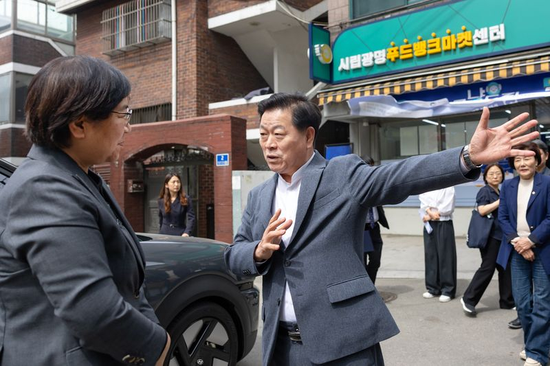 박승원 후보가 정은경 장관에게 그냥드림 사업을 소개했다./사진제공=선거캠프