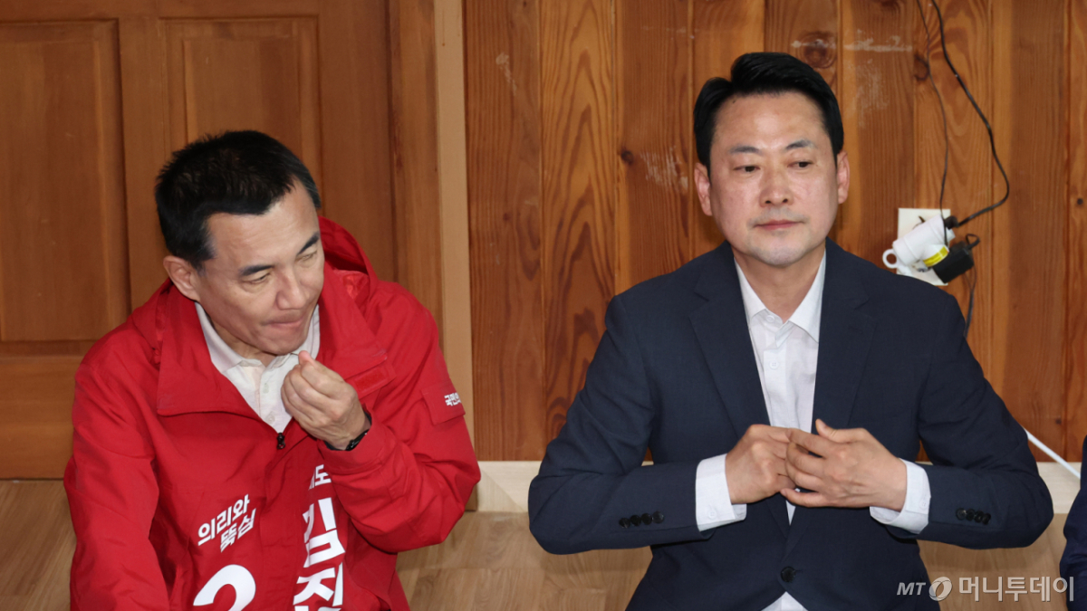 [양양=뉴시스] 김금보 기자 = 국민의힘 장동혁 대표와 김진태 강원도지사 예비후보가 22일 오전 강원도 양양군 손양면 수산리어촌마을회관에서 열린 지도부 방문 지방선거 공약 발표 현장에 참석해 있다. 2026.04.22. kgb@newsis.com /사진=김금보