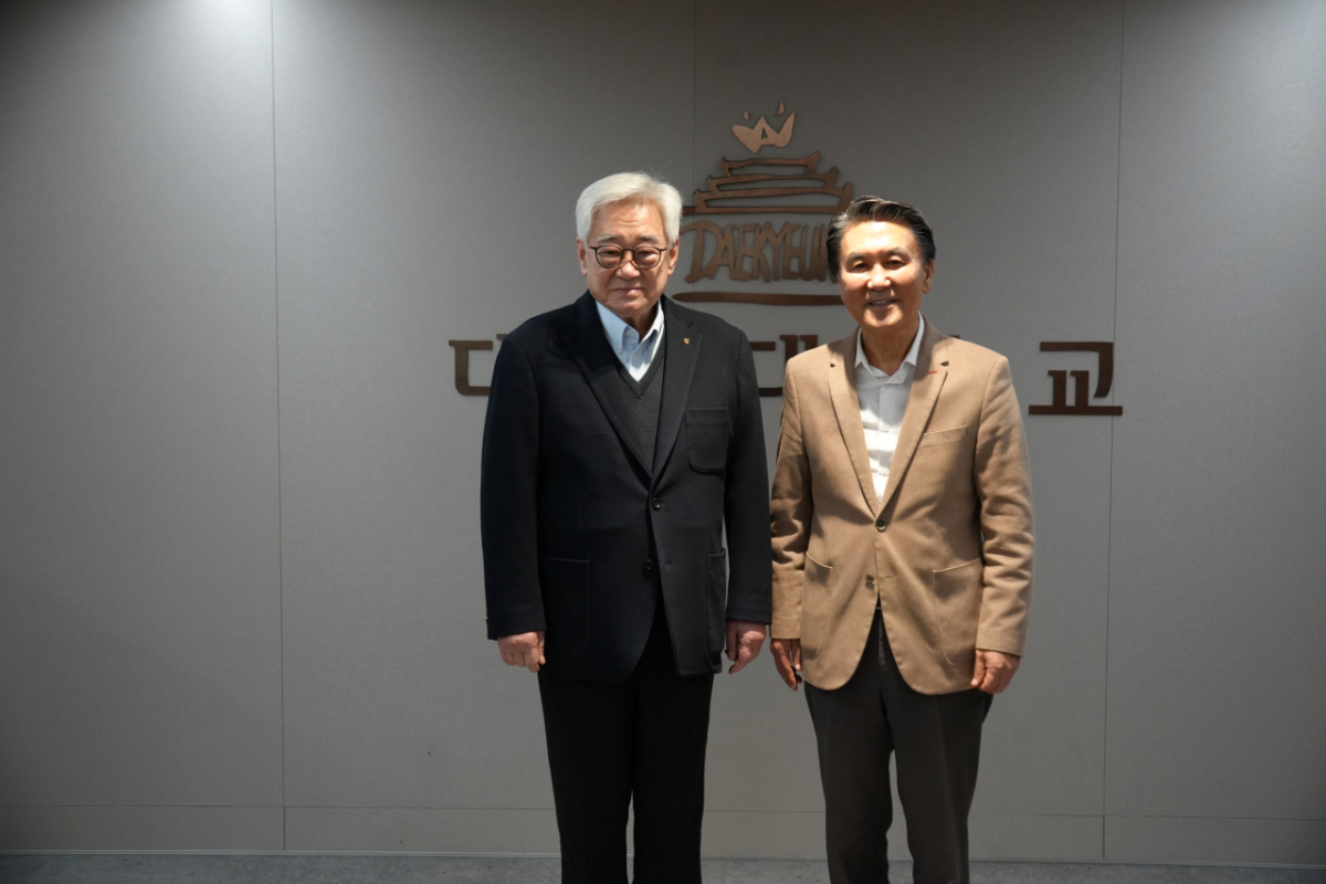 유진선 대경대 이사장(오른쪽)과 조정원 WT 총재./사진제공=대경대