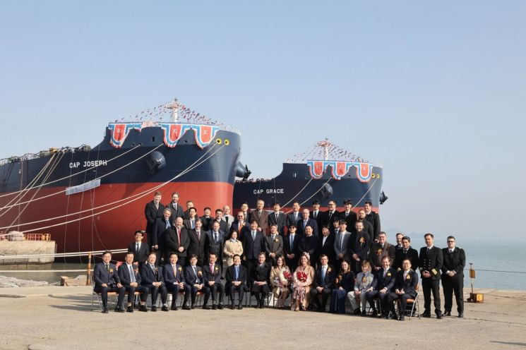 안종혁 한국수출입은행 전무(앞줄 오른쪽에서 첫 번째)와 김광호 대한조선 회장(앞줄 왼쪽에서 일곱 번째)이 지난 3월5일 전남 해남 대한조선에서 열린 준대형 원유운반선 명명식에서 기념 촬영을 하고 있다. /사진제공=수은