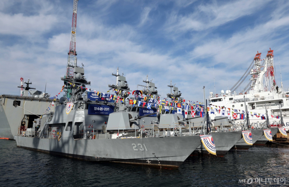 신형 고속정(PKMR) Batch-Ⅱ 참수리-231·232·233·235호정(1~4번함) 통합진수식이 8일 부산 영도구 HJ중공업 영도조선소에서 열리고 있다. 2025.12.08. /사진=뉴시스 /사진=하경민