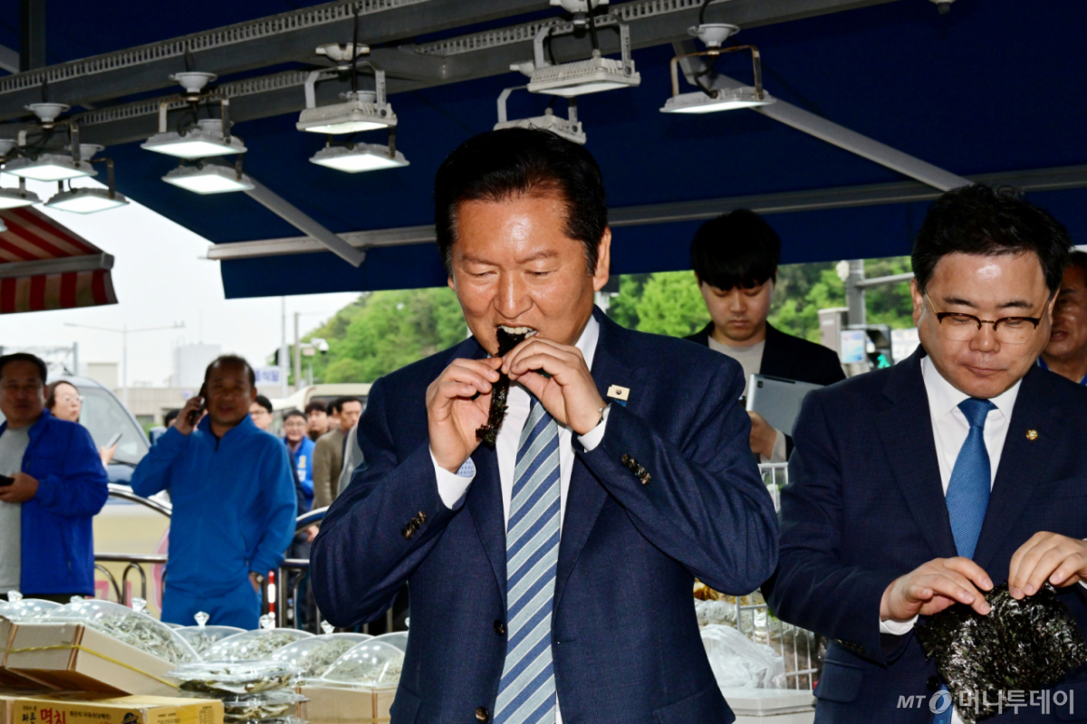 [통영=뉴시스] 차용현 기자 = 22일 오전 더불어민주당 정청래 대표가 경남지사 선거에 출마한 김경수 후보를 비롯한 당 최고위원들과 함께 경남 통영시 통영활어시장을 찾아 상인들을 만나며 민생 탐방을 하고 있다. 2026.04.22. con@newsis.com /사진=차용현