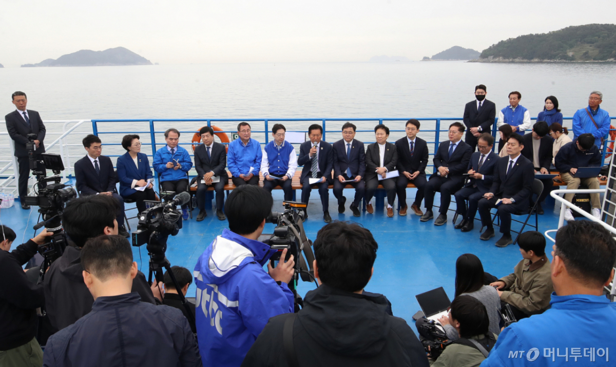 (통영=뉴스1) 윤일지 기자 = 정청래 더불어민주당 대표가 22일 경남 통영 욕지도에서 통영시로 향하는 선박 위에서 열린 '욕지도 선상 최고위원회의'에서 발언을 하고 있다.  배 위에서 이뤄지는 현장 최고위는 이번이 처음이다.  2026.4.22/뉴스1  Copyright © 뉴스1. All rights reserved. 무단 전재 및 재배포,  AI학습 이용 금지. /사진=(통영=뉴스1) 윤일지 기자