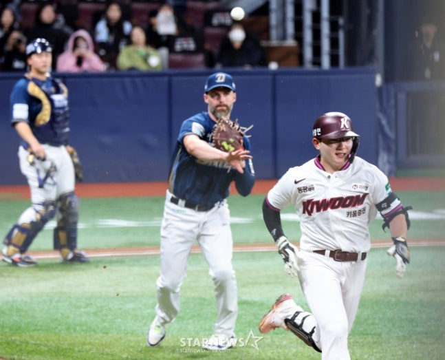 21일 키움전에서 수비를 하고 있는 데이비슨. /사진=강영조 선임기자