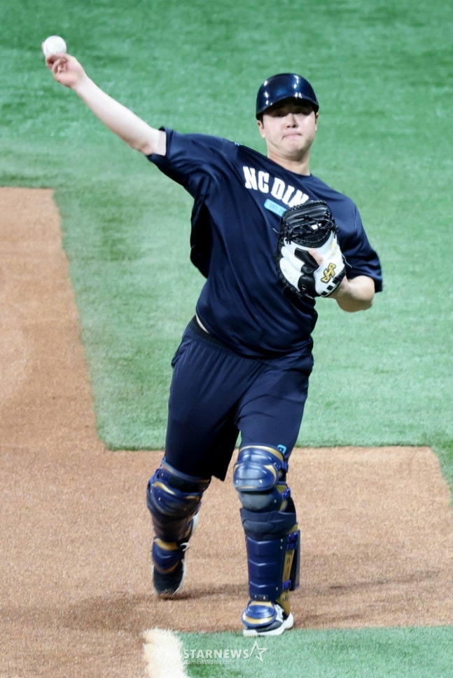 21일 경기를 앞두고 캐치볼을 하고 있는 김형준. /사진=강영조 선임기자